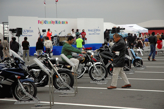 2006年のイベント風景。富士スピードウェイパドック特設会場にて。