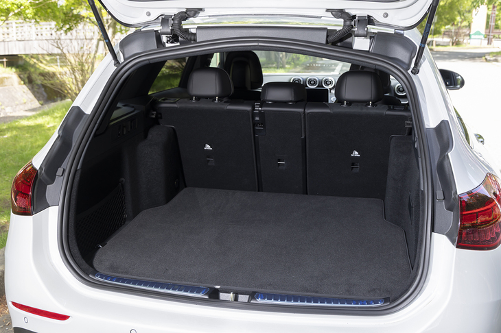 荷室の容量は490~1510リッター。荷室側にも後席背もたれのリリースレバーが備わっている。