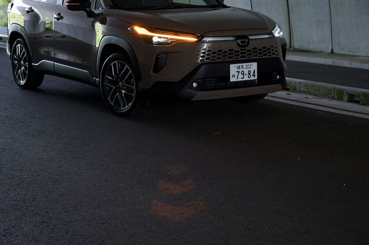 ウインカーに合わせて斜め前方に投影される「シグナルロードプロジェクション」は日本初の機能だ。これとは別に「カローラ」の花冠エンブレムの左右も光っていることが分かる。