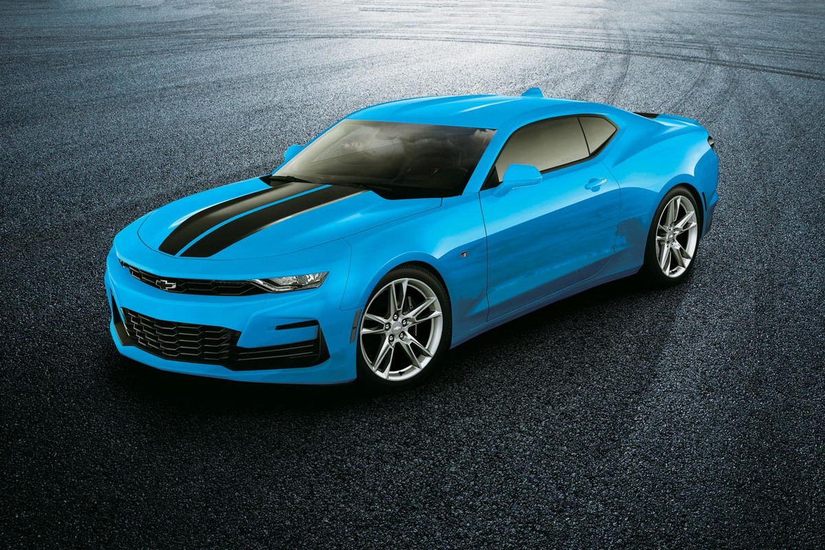鮮やかなブルーのボディーカラーをまとった「シボレー・カマロ」の特別