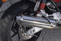 迫力のあるサウンドを放つマフラー。存在感のシンプルな円筒形のデザインも特徴で、“磨きがい”がありそうだ。