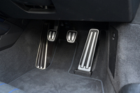 ペダルとフットレストのレイアウトはご覧のとおり。特にオフセットはないが、クラッチのつながりは少々手前側に感じた。