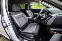 撮影車両は標準のハーフレザーシートを装備。「ナッパレザーパッケージ」と称されるナッパレザーシートやパノラミックサンルーフ、フロントシートがセットになるオプションも用意されている。