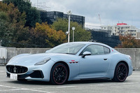 「グラントゥーリズモ」は、マセラティ伝統のエレガントなフォルムを特徴とする2ドアクーペ。グラントゥーリズモという車名では第2世代にあたる。