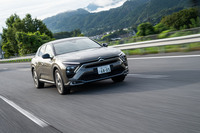 中央道で「シトロエンC5 Xプラグインハイブリッド」に乗り換える。プラグインハイブリッド専用のアクティブサスペンション「アドバンストコンフォートアクティブサスペンション」が備わっているが、高速道路での印象は今ひとつだった。