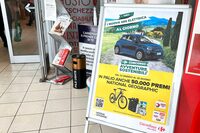 こちらのスーパーの特賞は「フィアット500e」。キャンペーン名は「持続可能性の冒険」である。シエナで2023年6月。