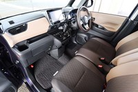 オプション「プレミアムグラデーションインテリア」を選択した試乗車のインテリア。ブラック&モカのグラデーションシートと相まって“洗練された大人のイメージ”を演出する。