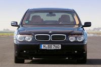 2001年に登場した4代目「BMW 7シリーズ」。クリス・バングルの前衛的デザインに、デビュー当初は「BMWは終わった!」と嘆かれたものだが……今となってはつつましいほどのデザインである。