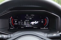 フルデジタル化されたメーターパネルは、速度計とエンジン回転計を大映しにした2眼式や、エンジン回転計を強調した4眼式など、さまざまな表示レイアウトに切り替え可能。速度計とエンジン回転計をボビンメーター風にして左右に追いやり、インフォメーション画面を大映しにすることもできる(写真)。