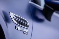 フロントフェンダーに備わるエアアウトレットは、2ドアクーペモデルに比べ控えめな大きさ。その下に「V8 BITURBO 4MATIC+」エンブレムが配置される。