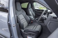 1960年代の「911」を思わせる千鳥格子柄のシートは「ライトウェイトパッケージ」との同時装着が必須。周囲がレザーで格子の部分は光沢のあるファブリックだ。