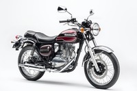 「W230」のご先祖ともいえる「カワサキ・エストレヤ」は、老いも若きも気軽に乗れる貴重な中排気量のトラッドバイクだった。写真は2017年6月に発売された最終バージョン「ファイナルエディション」で、当時の価格は57万5640円。