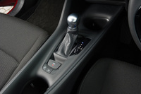 「S-T」のシフトセレクター。ターボ車、ハイブリッド車ともにシフトセレクターはストレートゲートのレバー式。