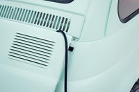 プロトタイプはエンジンフードを開けて直接ポートにケーブルをつながないと充電できないが、市販モデルではフロントのエンブレムに充電口を設けることも検討しているという。