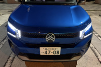 2022年のパリモーターショーで発表されたコンセプトカー「Oli(オリ)」の流れをくむ、新世代のシトロエンデザインを採用したと説明される「C3ハイブリッド」のフロントフェイス。垂直に配置された新デザインのエンブレムや、3つのセグメントに分割されたヘッドランプ、エアバンプの代わりにアクセントとして備わるカラークリップなどが特徴だ。