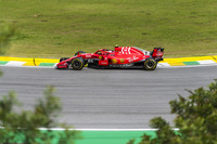 このレース、すっかり脇役となってしまったフェラーリ勢。スクーデリアでの出走150戦目を迎えたライコネン(写真)は、4番グリッドからスタートし、苦戦するセバスチャン・ベッテル、バルテリ・ボッタスらを尻目に表彰台まで駒を進め、結果3位。フェラーリ在籍最後の年に、ポディウム12回、優勝1回と、最年長ドライバーにとっての2018年はまずまずの戦績で終えられそうである。(Photo=Ferrari)