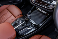 トランスミッションは8段ATを採用。シフトパドルも備えている。シフトレバー横に、ドライビングモード切り替えスイッチが配される。