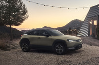 マツダがロータリーエンジン搭載の新型車を世界初公開