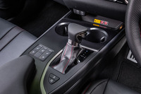 従来型でセンターコンソールに配置されていたインフォテインメントシステムの操作デバイス「リモートタッチ」を廃止。そのスペースには、フロントシートのヒーターやベンチレーションの操作スイッチが設置された。