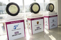 ロビーには「ポルシェ・カイエン」向けに納入される純正装着用タイヤの生産第1号が展示されていた(中央)。