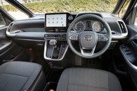 ディスプレイオーディオはエントリーグレード以外に8インチが標準装備で、試乗車の10.5インチはオプションで選べる。Aピラーをスリム化したことで先代モデルと比べて前方視界がグッとよくなった。