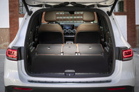 5人乗り仕様の後席背もたれをすべて倒した状態(写真)では、荷室容量を最大1805リッターに拡大できる。荷室床面はほぼフラットになる。