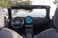 ダッシュ中央の丸いOLEDディスプレイが主役のインテリアは最新のMINIに共通のデザイン。インストゥルメントパネルのほとんどが厚みのあるファブリックで覆われる。