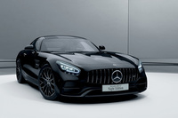 「メルセデスAMG GT」は、スタイリッシュなハイパフォーマンスモデルだが、通勤車にふさわしいとはいえない。「メルセデスです」と同僚に説明しても、ぽかんとされること間違いなしだ(独自の見解です)。写真は2020年に登場した特別仕様車「ナイトエディション」。