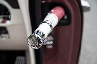 分厚いフロントフェンダーパネルの内側には、これもロールス・ロイスではおなじみのアンブレラ(傘)が装備される。