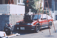 クマが自分でエンジンを載せ替え中のハチロク。