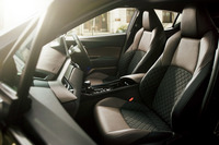 「オーキッドブラウン」の内装色が採用された「G」のシート。