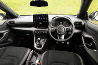 最上級モデルに相当する「RZ“ハイパフォーマンス”」のインテリア。同車には上級オーディオの「8スピーカー(JBLサウンドシステム)+アクティブノイズコントロール」が標準装備される。