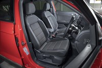 試乗車の「TDIスポーツ」および最上級の「TDI Rライン」にはしっかりとしたサイドサポートの付いたスポーツシートが備わる。