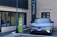 イタリアの自動車販売店の充電コーナー。2022年9月。