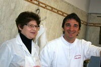 エルシーリアおばちゃんは、かつての従業員アレッシオ君(写真右)に店を譲渡してリタイアした。