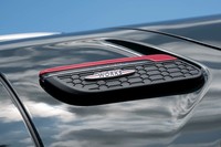 フロントフェンダー上部に添えられるサイドスカットルはメッシュパターンの新デザインに改められた。