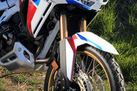 「EERA」とはショーワが開発した電子制御サスペンション。「ミッド」「ハード」「ソフト」「オフロード」「ユーザー」という5つのモードが備わっているだけでなく、ライディングモードセレクターの設定に応じて、自動で最適なサスペンションモードが選択される仕組みとなっている。