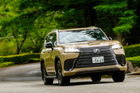 ハイブリッドの3.4リッターV6ツインターボエンジンはシステムトータルで最高出力457PS、最大トルク790N・mを発生。モーターはエンジンとトランスミッションの間に搭載され、ローレンジでのモータードライブも可能だ。