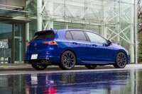 「フォルクスワーゲン・ゴルフ」のハイパフォーマンスバージョンにあたり、ラインナップの頂点に位置する「ゴルフR」。4代目ゴルフの「R32」を起源とし、2リッターターボ化された6代目で、今日のゴルフRという名に改称された。