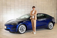 「テスラ・モデル3」の外寸は全長×全幅×全高=4694×1849×1443mmで、Dセグメントに相当するサイズ感。サッシャさんの愛車はロングレンジバッテリー搭載モデルで、車両重量は1847kgとなる。「加速だけで言えば、テスラは大排気量のガソリン車より速いですよ。0-100km/h加速は4.4秒です」と、そのパフォーマンスもお気に入り。