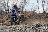 バランスのよい車体構造やスタンディング走行も考慮したペダル類、ストローク量185mmのフロントフォークとアクスルトラベル180mmのリアサスペンション、そして210mmの最低地上高により、「CRF1100Lアフリカツイン」は高い悪路走破性能を実現している。