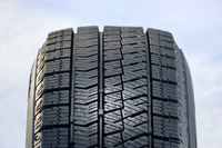 新しいトレッドパターンについては、サイプの間隔を最適化することでブロック剛性を向上。本文でも紹介されている左右非対称デザインのV字型のサイプを採用したり、横溝の数を増やしたりすることで、路面を“ひっかく”“捉える”力を向上させている。また、これに伴う“すべり量”の低減は、ロングライフ性能や静粛性の向上にも寄与している。