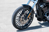 高い直進性に寄与する、21インチの巨大なフロントホイール(タイヤサイズは130/60B21)。フロントフォークのレイク角は34°と、チョッパースタイルのクルーザーとしては一般的だが、シャシーやトレール量の調整により、本文のとおり気持ちのよいハンドリングを実現している。