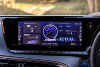 走行時に発電のために空気を取り入れるFCVの特徴を生かし、吸入した空気をきれいにして排出する空気清浄システムが搭載されている。PM2.5レベルの細かい粒子の捕捉や有害な化学物質の除去を行うという。作動状況はセンターディスプレイで確認できる。