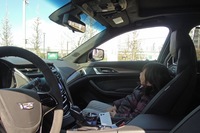 「CTS-V」は左ハンドル。娘は助手席で“普段は見られない景色”を楽しんでいた。