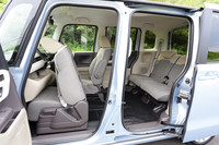 新たに採用された助手席スーパースライド機構。助手席のスライドとリクライニングは、シートバックのレバーによって後席側からも操作できる。