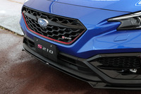 STIモデルを象徴するチェリーレッドのアクセントカラーが用いられたフロントグリル。「S210」のエンブレムの奥には「Sシリーズ」としては初採用となるスバルパフォーマンストランスミッション用のフルードクーラーが顔をのぞかせる。