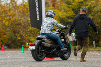 ブレーキ操作は“前→後ろ”の順で、フロントが沈み込むのに合わせてリアブレーキをかけ、それに応じてフロントを調整する……といった感じ。ハーレー特有の操作感覚だ。