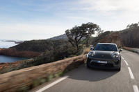 動力性能については、「マカン4」(写真)では0-100km/h加速が5.2秒、最高速が220km/h、「マカン ターボ」では0-100km/h加速が3.3秒、最高速が260km/hと公称されている。