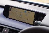 ダッシュボードの中央にレイアウトされる大型ディスプレイ。周辺のパネルは和紙調のシボを施すことで日本の美意識が表現されている。